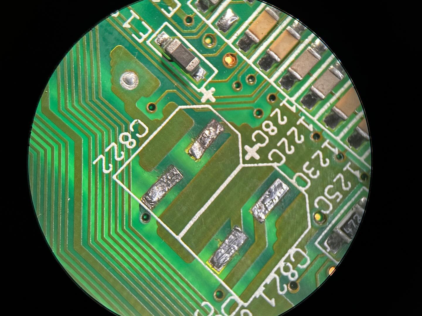 Dettaglio dei condensatori da sostituire su Amiga 600